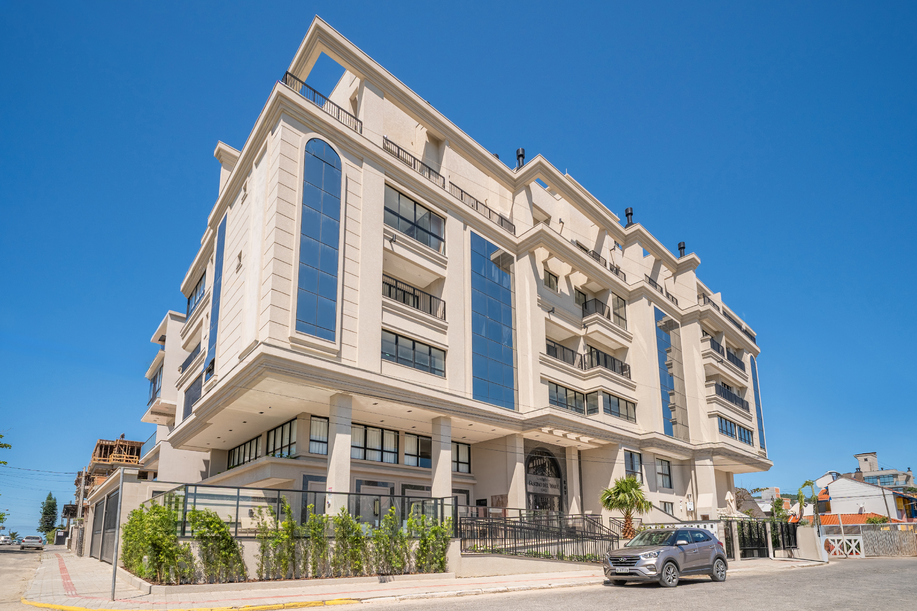 Fachada de imóvel alto padrão em Bombinhas