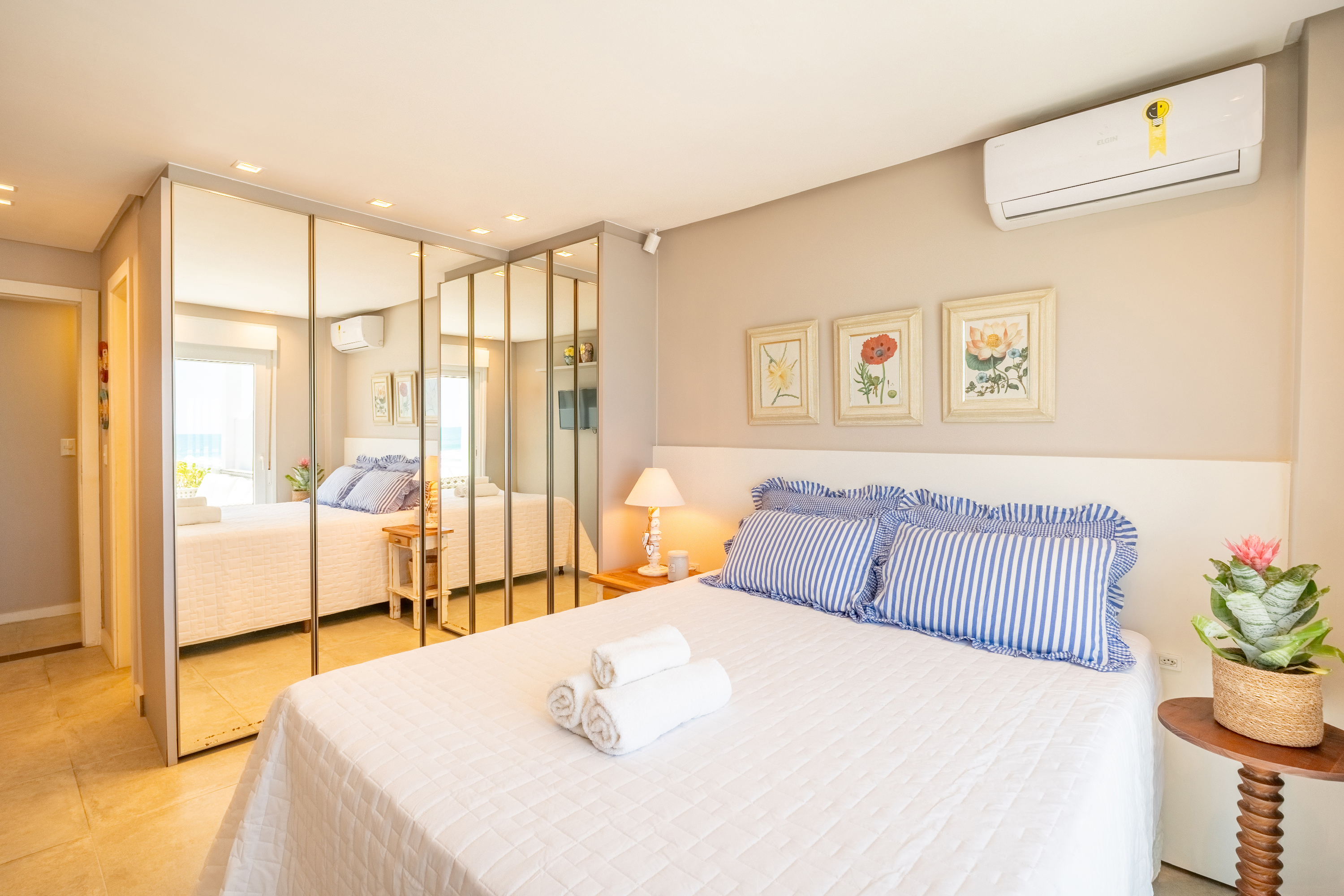 Fotografia de interiores suíte casal ampla e aconchegante frente mar em Bombinhas